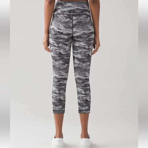 Lululemon Wunder Under High Rise Crop Leggings 6 - Picture 3 of 8